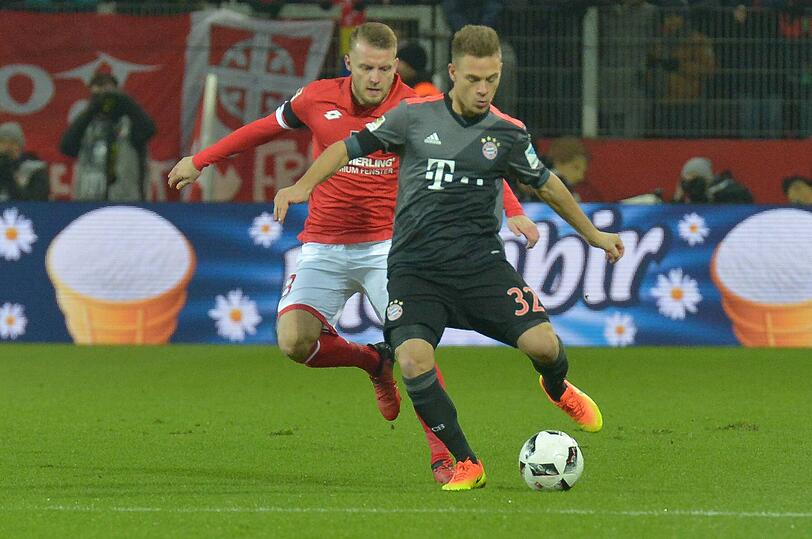 JOSHUA KIMMICH:  NOTE 3.
Der neue Rechtsverteidiger bemühte sich um Linie und Zug nach vorne, 
im wilden Spiel manchmal unter Druck mit Schwächen.