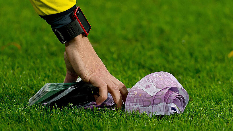 Die Bayern-Fans warfen etliche Falschgeld-Bündel auf den Rasen.