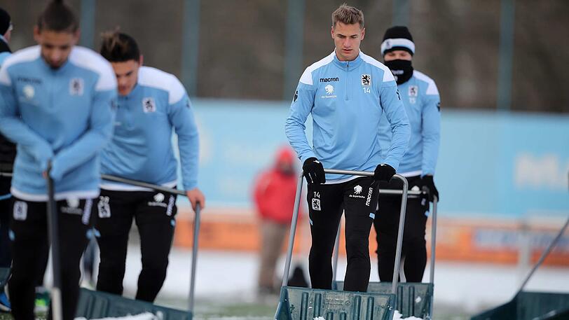 Schneegestöber und Fußball geht nicht? geht doch! Der TSV 1860 testete gegen Wacker Innsbruck auf schneeweißem Kunstrasen an der Grünwalder Straße - vorher mussten Funktionäre und Nachwuchsspieler Schneeschippen.