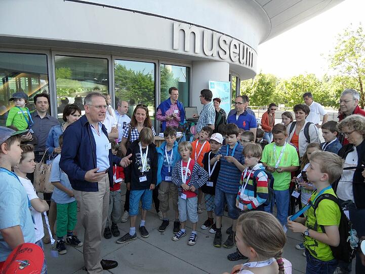 40 Kinder waren gekommen und drängten sich am Eingang zum BMW-Museum um VDI-Vorstandsmitglied Alexander Wüllner (Mitte), der Sinn und Inhalt des neuen Münchner VDIni-Clubs erklärte.