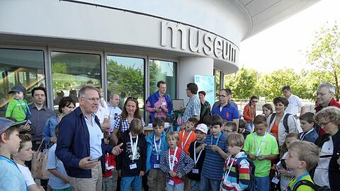 40 Kinder waren gekommen und drängten sich am Eingang zum BMW-Museum um VDI-Vorstandsmitglied Alexander Wüllner (Mitte), der Sinn und Inhalt des neuen Münchner VDIni-Clubs erklärte.