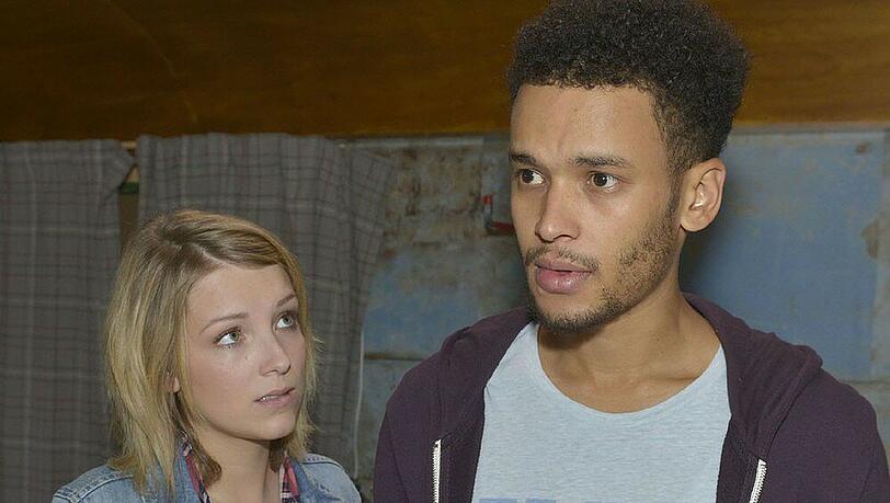 "GZSZ": Als Lilly sich bei Amar für seine Hilfsbereitschaft bedanken will, erfährt sie mehr über das traurige Schicksal des illegalen Flüchtlings "GZSZ": Als Lilly sich bei Amar für seine Hilfsbereitschaft bedanken will, erfährt sie mehr über das traurige Schicksal des illegalen Flüchtlings