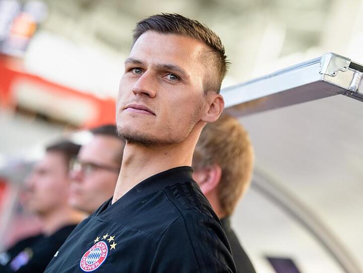 Trainer Thomas Wörle steht vor Spielbeginn am Spielfeldrand. Foto: Matthias Balk/Archivbild