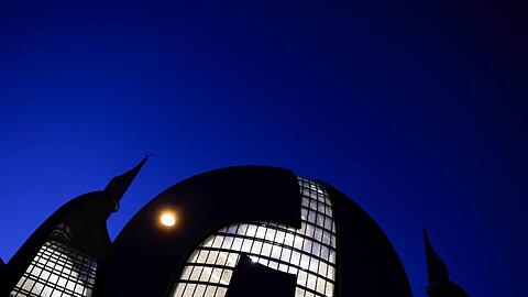 Die Zentralmoschee der DITIB leuchtet im Abendlicht. Foto: Rolf Vennenbernd/dpa/Archivbild