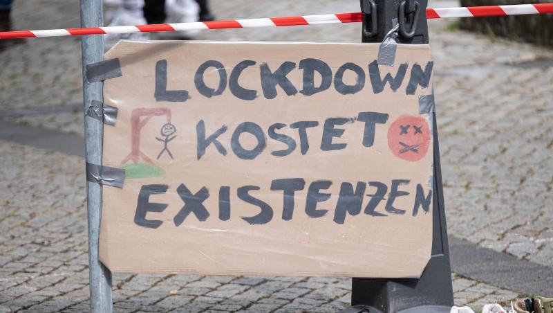 Ein Plakat mit der Aufschrift "Lockdown kostet Existenzen". Foto: Peter Steffen/dpa/Archivbild Ein Plakat mit der Aufschrift "Lockdown kostet Existenzen". Foto: Peter Steffen/dpa/Archivbild
