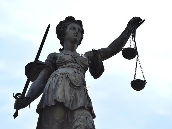 Eine Statue der Justitia steht unter freiem Himmel. Foto: picture alliance / dpa / Symbolbild