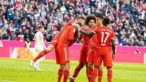 Joshua Kimmich (l.) nahm nach dem Augsburg-Spiel seine Teamkollegen in Schutz.