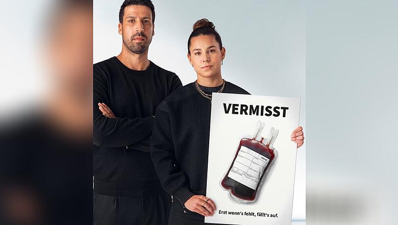 Fußball-Nationalspielerin Lena Oberdorf und Fußball-Weltmeister Sami Khedira rufen zur Blutspende auf.