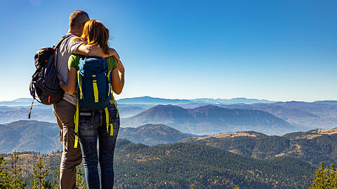 Kaiserliche Bergwelt, klare Luft und unberührte, farbenfrohe Landschaften – die perfekte Kulisse für sanfte Wanderungen, Spaziergänge und Gipfeltouren.