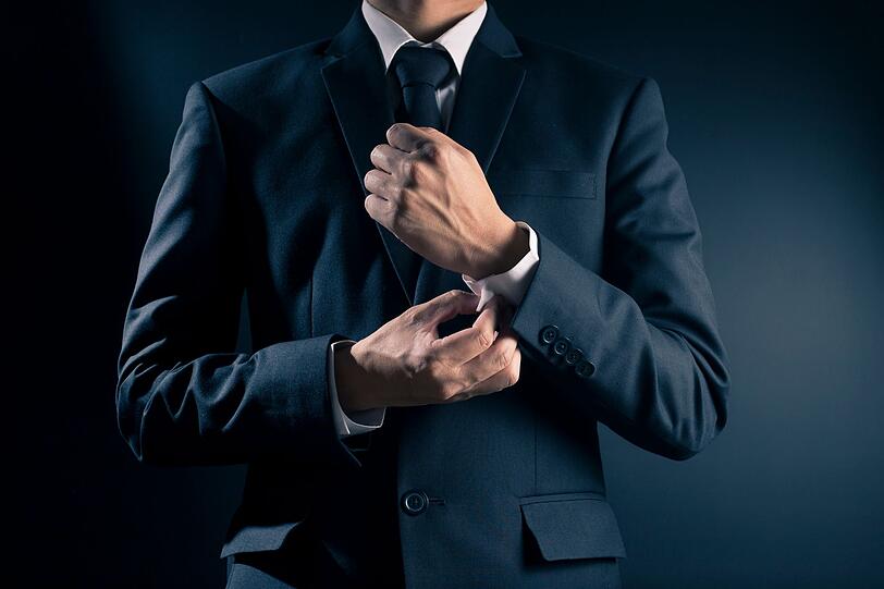 Verschmutzte Anzüge, Blazer oder Sakkos haben nichts in Waschmaschine oder Trockner zu suchen, bringen Sie sie besser in die Reinigung. Allerdings haben einige Trockner ein Frische- oder Dampfprogramm, welches das Beseitigen von unangenehmen Küchen- oder Zigarettengerüchen ermöglicht. Verschmutzte Anzüge, Blazer oder Sakkos haben nichts in Waschmaschine oder Trockner zu suchen, bringen Sie sie besser in die Reinigung. Allerdings haben einige Trockner ein Frische- oder Dampfprogramm, welches das Beseitigen von unangenehmen Küchen- oder Zigarettengerüchen ermöglicht.