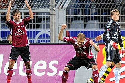Ist der Ball drin, ist der Ärger gewaltig: Dennis Diekmeier (l.) und Andreas Wolf zornig in Dortmund, Torwart Alex Stephan (rechts) eher konsterniert.