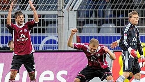 Ist der Ball drin, ist der Ärger gewaltig: Dennis Diekmeier (l.) und Andreas Wolf zornig in Dortmund, Torwart Alex Stephan (rechts) eher konsterniert. Ist der Ball drin, ist der Ärger gewaltig: Dennis Diekmeier (l.) und Andreas Wolf zornig in Dortmund, Torwart Alex Stephan (rechts) eher konsterniert.