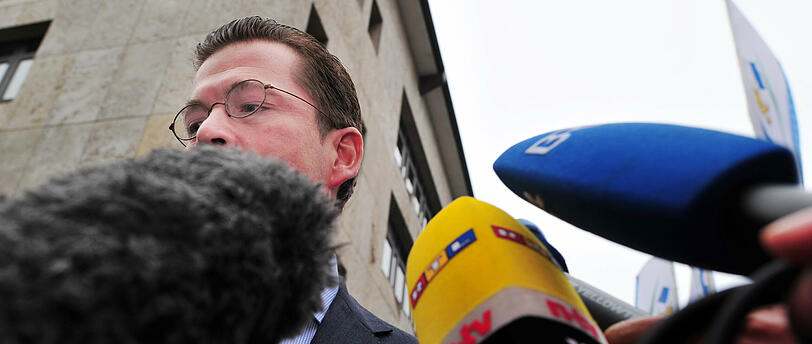Guttenberg auf dem Weg zur Vorstandssitzung der CSU in München
