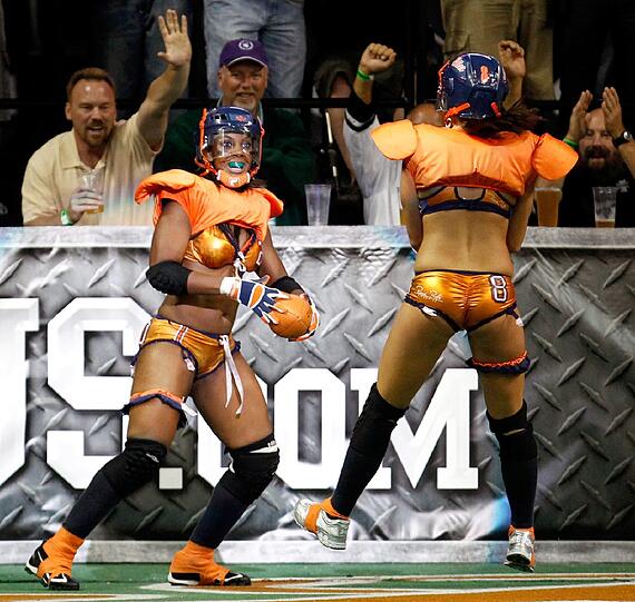 Auch diese Damen machen es vor - Sport kann extrem sexy sein. Football in Lingerie ist absolut in!