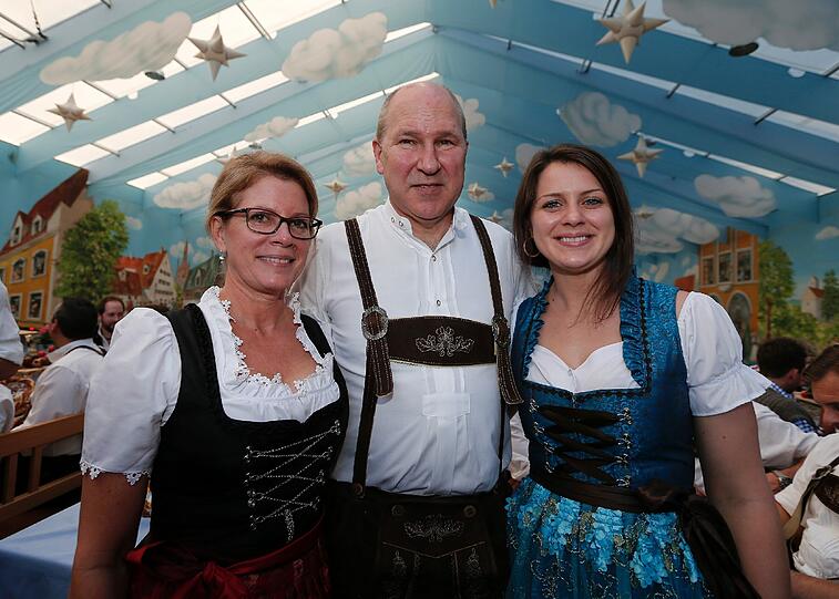 Mit Wiesn-Playmate: Der EHC feiert 2014 auf dem Okotberfest. Die Bilder.