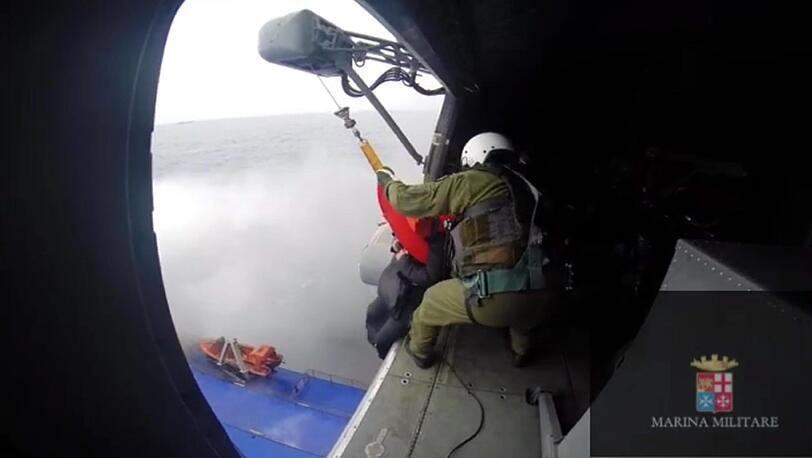 Die italienische Marine versucht die Passagiere der brennenden Fähre "Norman Atlantic" zu retten