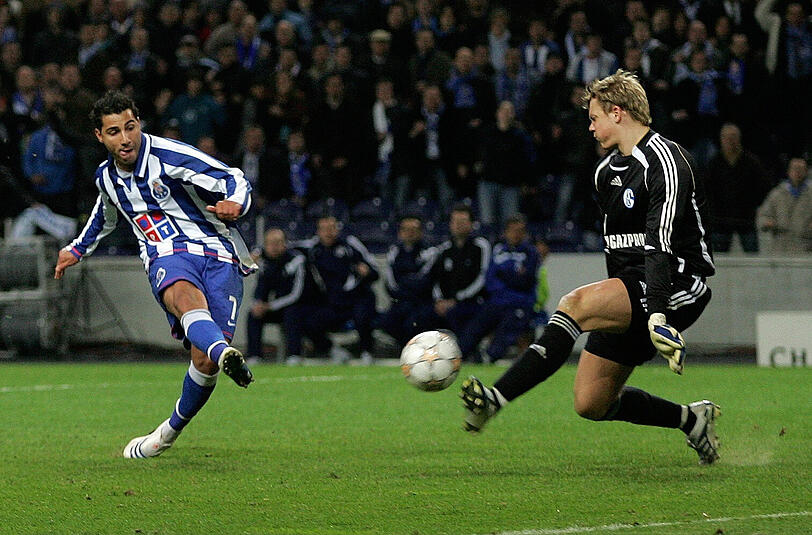 Der Reihe nach verzweifelten die Portugiesen am damaligen Schalke-Torwart Neuer: Hier scheitert Ricardo Quaresma (l.)
