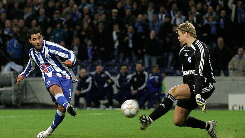 Der Reihe nach verzweifelten die Portugiesen am damaligen Schalke-Torwart Neuer: Hier scheitert Ricardo Quaresma (l.) Der Reihe nach verzweifelten die Portugiesen am damaligen Schalke-Torwart Neuer: Hier scheitert Ricardo Quaresma (l.)