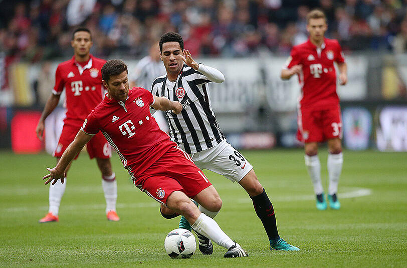 Xabi Alonso vom FC Bayern im Duell mit dem Frankfurter Omar Mascarell (rechts).