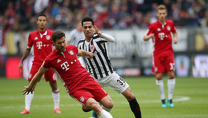 Xabi Alonso vom FC Bayern im Duell mit dem Frankfurter Omar Mascarell (rechts).