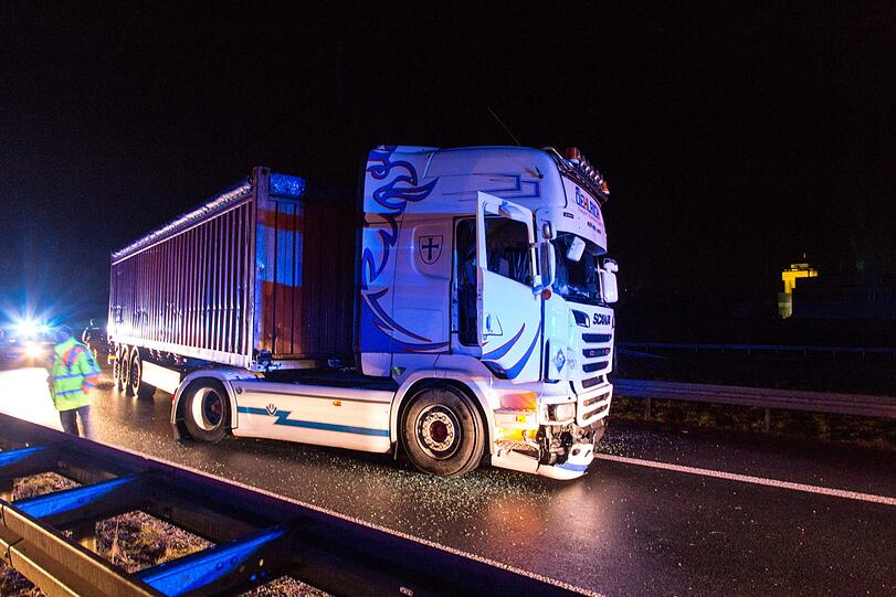 Am Dienstagabend startete ein 26-Tonner eine Amokfahrt und hinterließ eine Spur der Verwüstung. Die Hintergründe sind noch unklar.