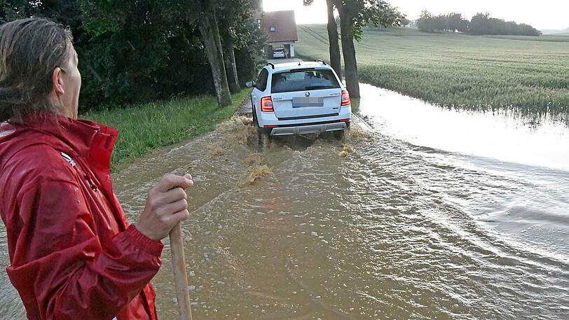 Die Gemeinde Allershausen wurde teilweise überschwemmt. Einsatzkräfte der Feuerwehr waren damit beschäftigt, Wasser- und Kiesmassen zu beseitigen.