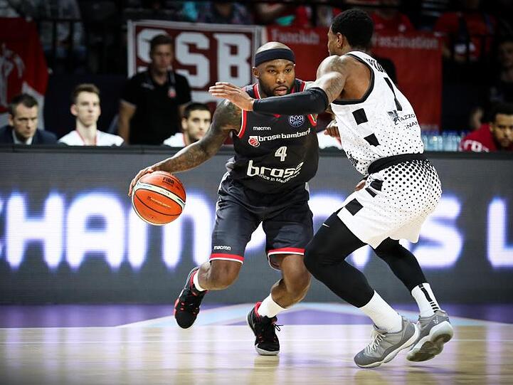 Tyrese Rice (l) verlor mit Brose Bamberg deutlich gegen Bologna.
