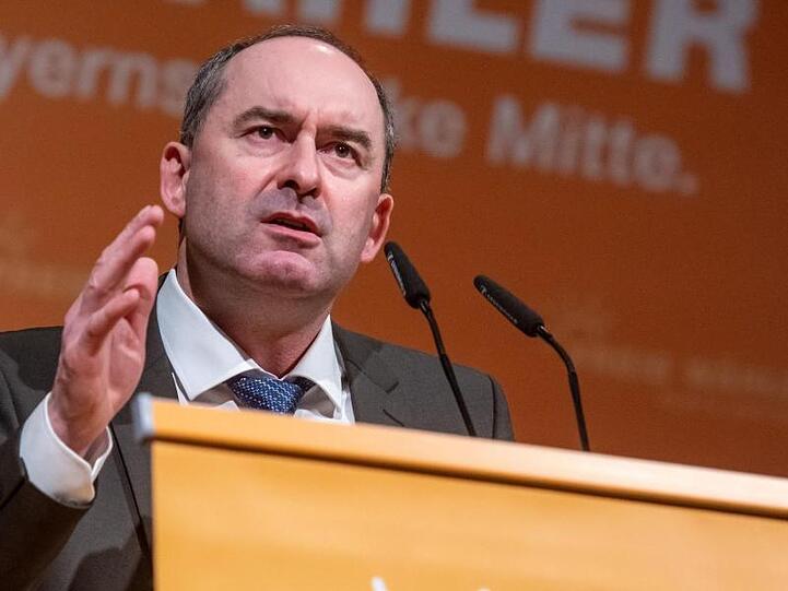 Hubert Aiwanger, Vorsitzender der Freien Wähler, spricht beim politischen Aschermittwoch. Foto: Armin Weigel/dpa