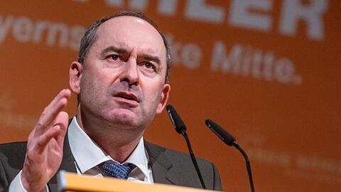 Hubert Aiwanger, Vorsitzender der Freien Wähler, spricht beim politischen Aschermittwoch. Foto: Armin Weigel/dpa