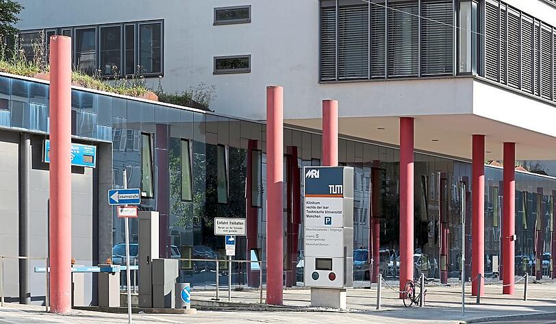 Rot aufgestelzt: der Erweiterungsbau vom Rechts der Isar.