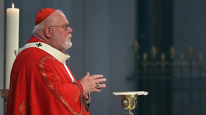 Kardinal Reinhard Marx steht bei einem Gottesdienst im Liebfrauendom am Altar.