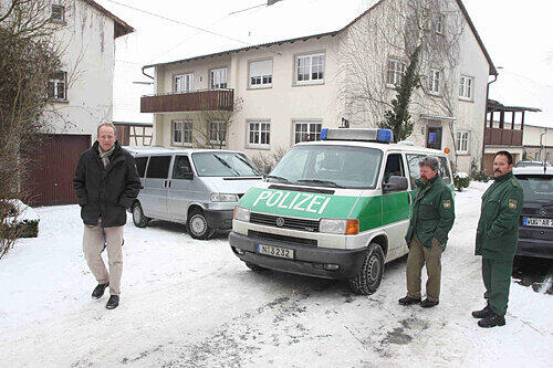 Staatsanwalt und Polizei durchsuchten gestern den Bauernhof von Gerlinde G. und stellten verschieden Gegenstände sicher, darunter auch den Computer des Knechts. Der wurde unter dringendem Tatverdacht festgenommen.