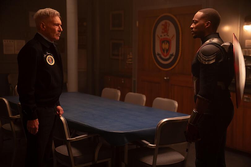 Captain America (Anthony Mackie, re.) zwischen Präsidenten Thaddeus Ross (Harrison Ford, re.)