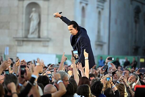 Nick Cave bei seinem Konzert auf dem Königsplatz, später durfte ein weiblicher Fan auf die Bühne zum Duett. Nick Cave bei seinem Konzert auf dem Königsplatz, später durfte ein weiblicher Fan auf die Bühne zum Duett.