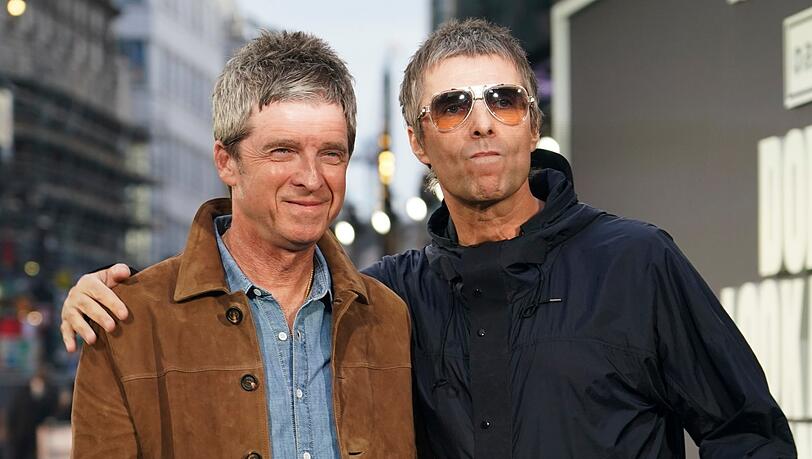 Liam Gallagher (r.) und Noel Gallagher bei ihrer Ankunft zur britischen Premiere des Films „Oasis: Don’t Look Back In Anger“ in Venedig. Liam Gallagher (r.) und Noel Gallagher bei ihrer Ankunft zur britischen Premiere des Films „Oasis: Don’t Look Back In Anger“ in Venedig.