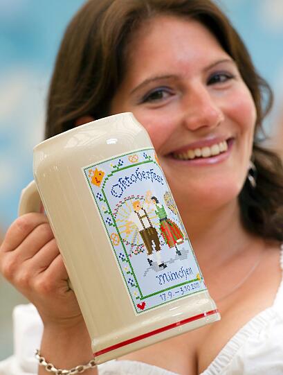 Trachtig, zünftig, bayerisch: Melanie Reis stemmt den Wiesn-Maßkrug 2011.
