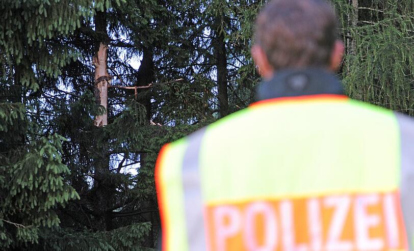 Der
Zivilhubschrauber war aus bislang ungeklärter Ursache gegen 17.15
Uhr in Brand geraten..