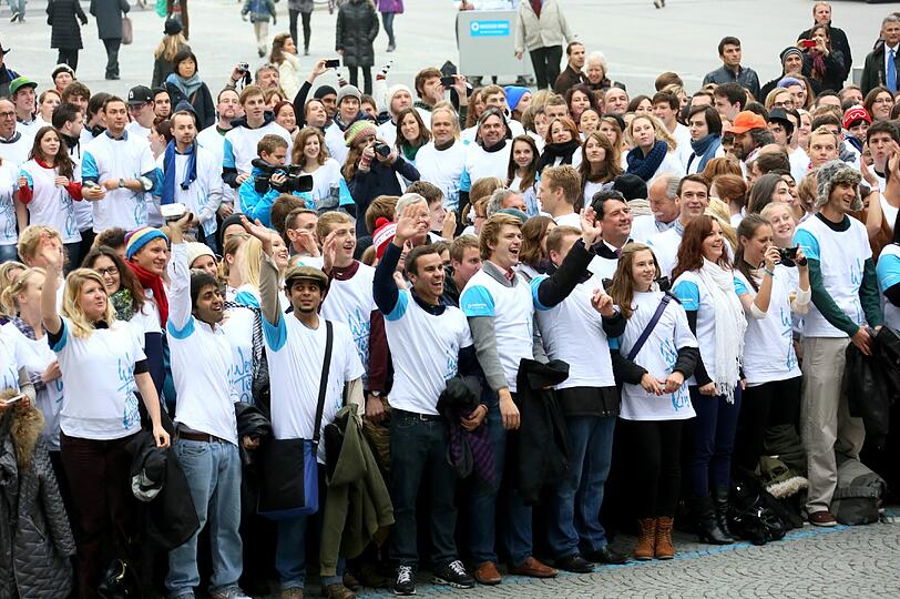 Am Odeoansplatz trafen sich am Freitagnachmittag einige hundert Passanten zum Smartmob zugunsten des WEISSEN RINGS. Hier sehen Sie die Bilder.