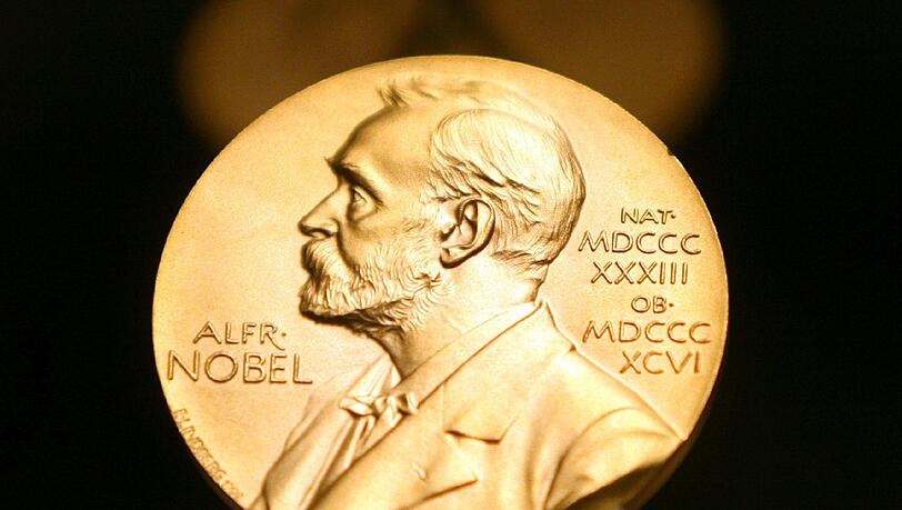 Drei US-Forscher haben den Nobelpreis für Wirtschaft bekommen. Die Auszeichnung ist umstritten, weil sie nicht wie die anderen Nobelpreise auf das Testament des Schweden Alfred Nobel zurückgeht, sondern erst 1968 von der Reichsbank in Stockholm gestiftet und 1969 erstmals vergeben wurde. Drei US-Forscher haben den Nobelpreis für Wirtschaft bekommen. Die Auszeichnung ist umstritten, weil sie nicht wie die anderen Nobelpreise auf das Testament des Schweden Alfred Nobel zurückgeht, sondern erst 1968 von der Reichsbank in Stockholm gestiftet und 1969 erstmals vergeben wurde.