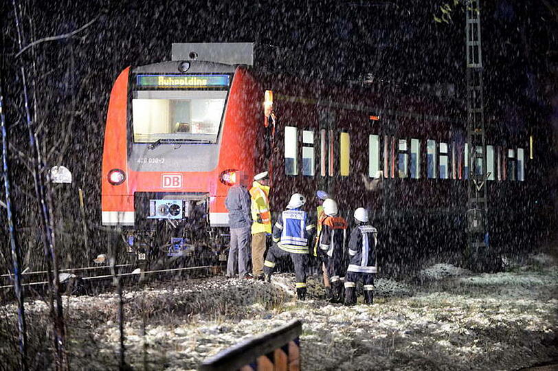 Tödlicher Unfall am Bahnübergang: Die Bilder vom Feuerwehreinsatz.