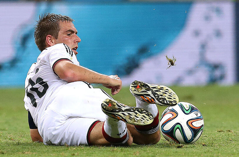 Der Kapitän am Boden: Philipp Lahm leistete sich im Spiel gegen Ghana ungewöhnlich viele Fehler.