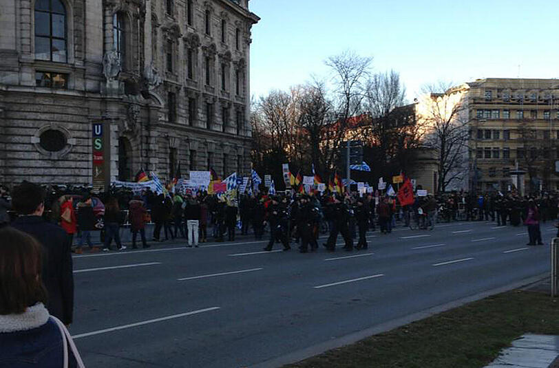 Ein Gegendemonstrant teilte dieses Foto von der Kundgebung auf Twitter.