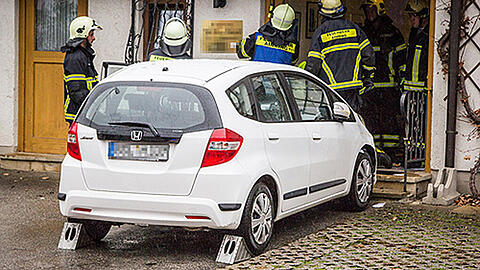 Feuerwehrmänner bergen den Honda.