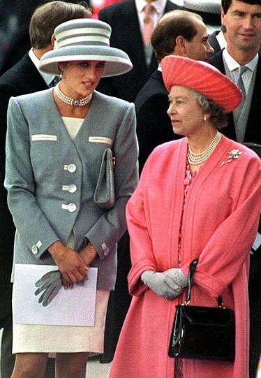 Sie bringt die Königin kurzzeitig ins Wanken: Lady Di mit Elizabeth.