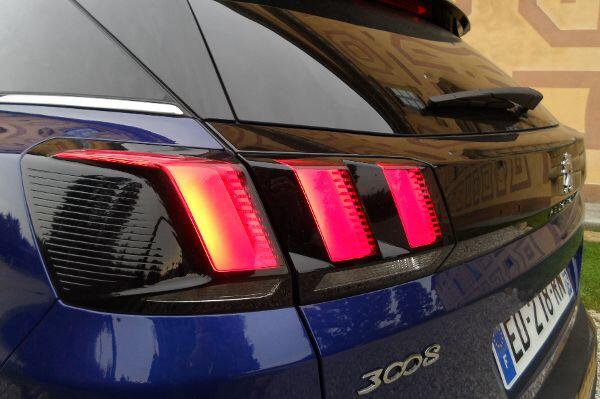 Die Rücklichter des 3008 sollen an die Krallen von Raubkatzen erinnern. Schließlich ist Peugeot die Löwenmarke...