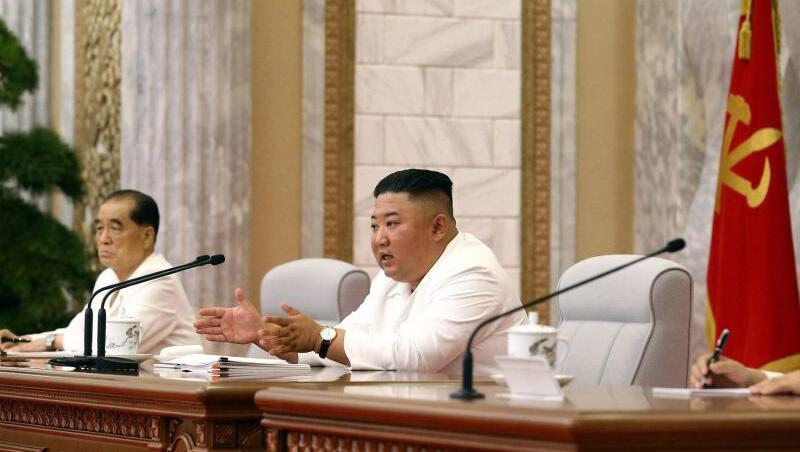 Kim Jong Un während einer Sitzung des Politbüros in Pjöngjang. Kim Jong Un während einer Sitzung des Politbüros in Pjöngjang.