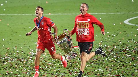 Macht den Bayern Beine: Fitness-Chef Holger Broich (r.) nach dem Sieg in Champions League mit Lucas Hernández.