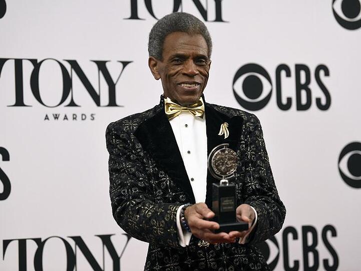 Schauspieler Andre De Shields mit der Auszeichnung für den besten Darsteller in einem Musical ("Hadestown") bei der Verleihung der Tony Awards.