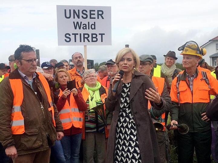 Bundeslandwirtschaftsministerin Julia Klöckner (CDU) spricht mit Forstleuten und Waldbesitzern, die in Mainz am Rande der Agrarministerkonferenz demonstrieren.