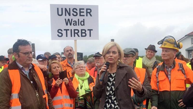 Bundeslandwirtschaftsministerin Julia Klöckner (CDU) spricht mit Forstleuten und Waldbesitzern, die in Mainz am Rande der Agrarministerkonferenz demonstrieren.